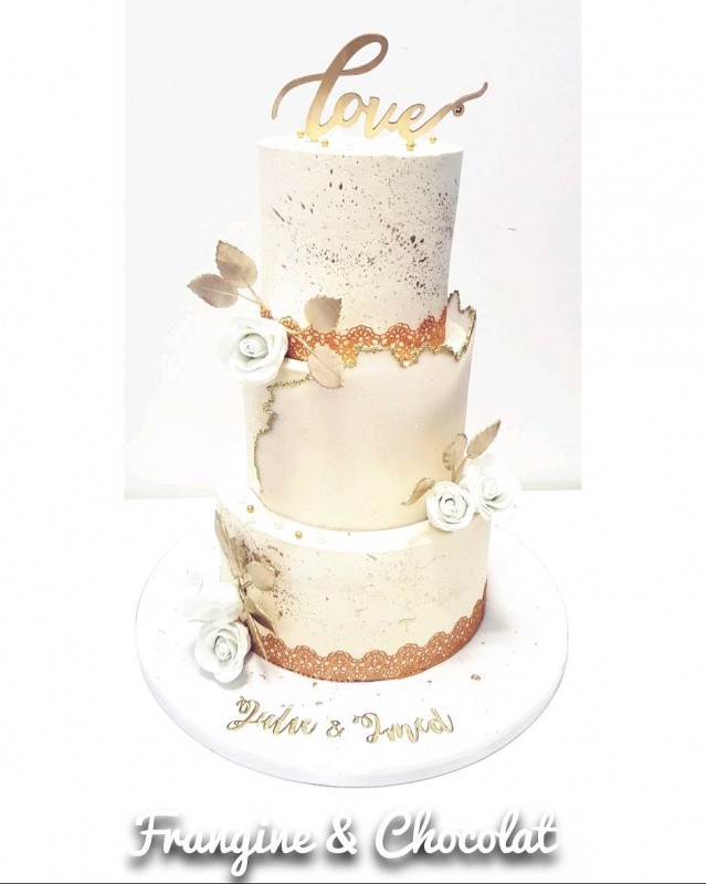 wedding cake blanc et or pour célébrer le mariage de Imed et Julie à saint chamas - Frangine et chocolat - Frangine et chocolat